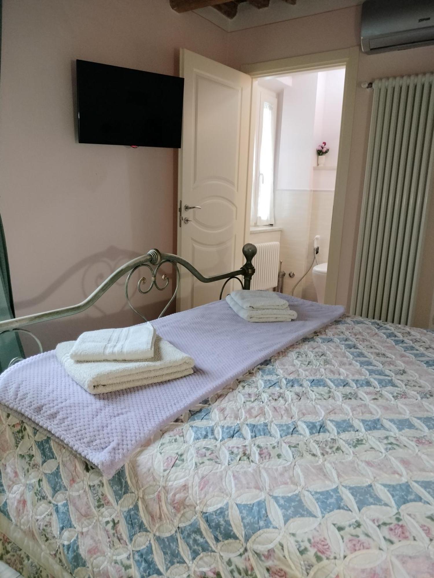 B&B La Rosa Nel Verde Lucca Bagian luar foto