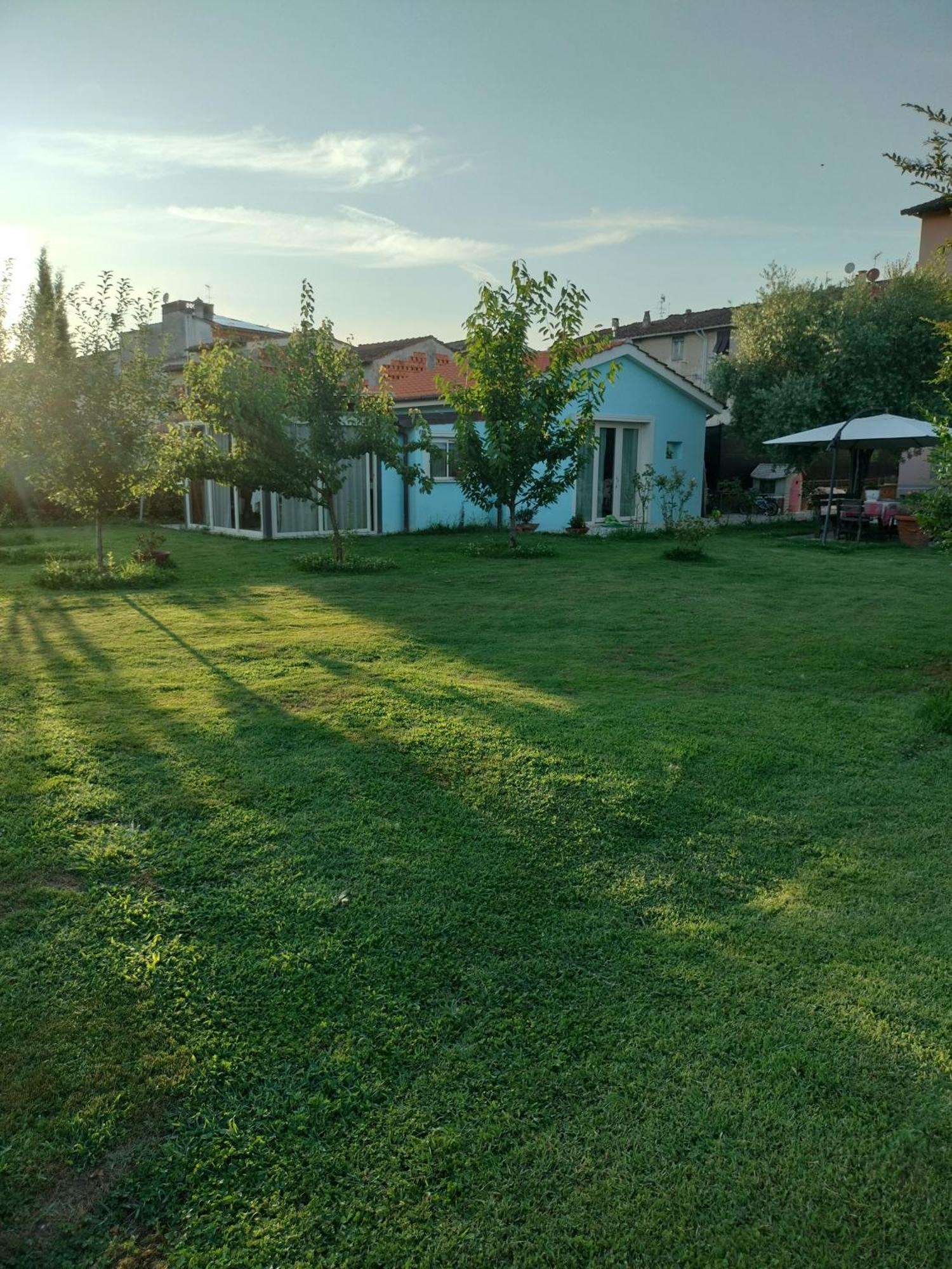 B&B La Rosa Nel Verde Lucca Bagian luar foto
